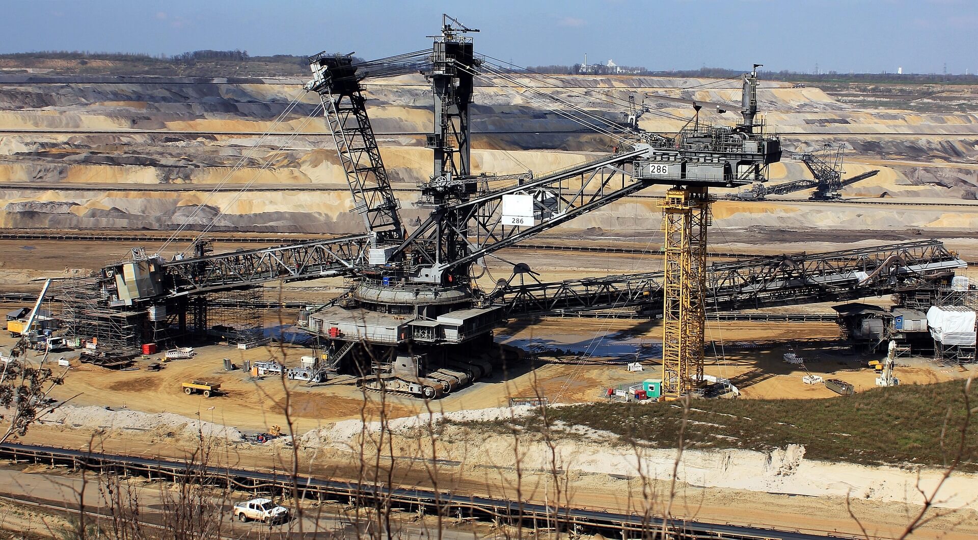 Mining contract acquisition strategy for multi-director decision-making